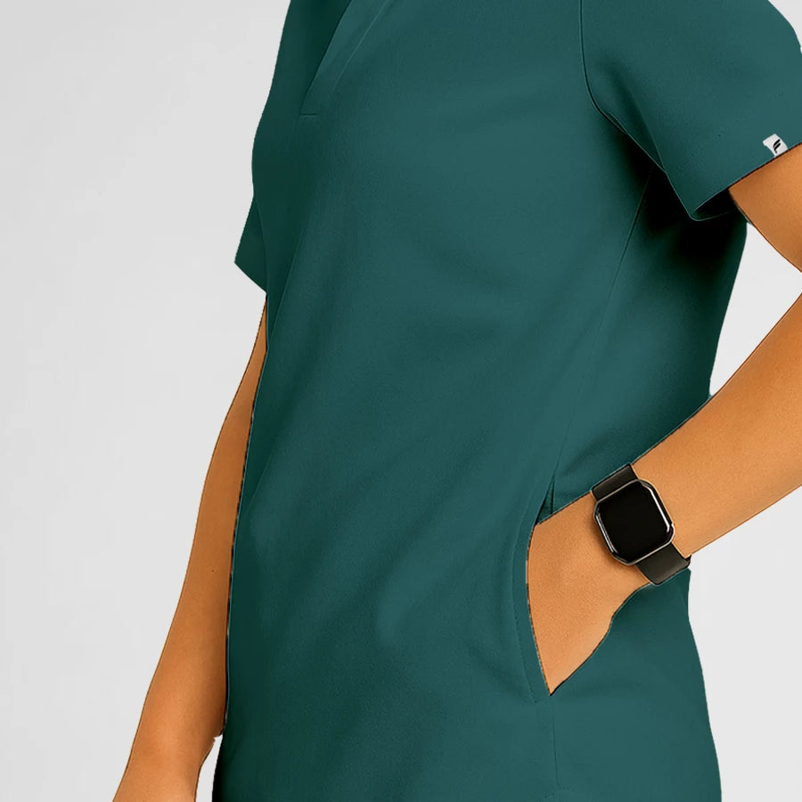 Pyjama de Bloc Homme - Col Chemise Stretch porté par un professionnel de santé | FIGS.ma – Scrubs élégants et performants au Maroc