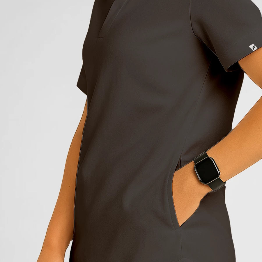 Pyjama de Bloc Homme - Col Chemise Stretch porté par un professionnel de santé | FIGS.ma – Scrubs élégants et performants au Maroc