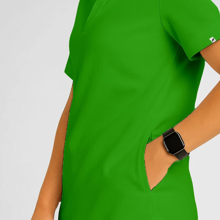 Pyjama de Bloc Homme - Col Chemise Stretch porté par un professionnel de santé | FIGS.ma – Scrubs élégants et performants au Maroc