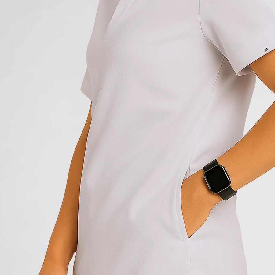 Pyjama de Bloc Homme - Col Chemise Stretch porté par un professionnel de santé | FIGS.ma – Scrubs élégants et performants au Maroc