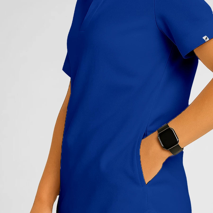 Pyjama de Bloc Homme - Col Chemise Stretch porté par un professionnel de santé | FIGS.ma – Scrubs élégants et performants au Maroc