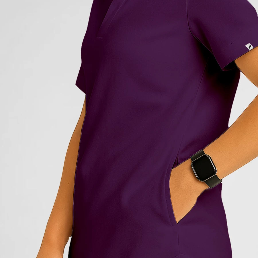 Pyjama de Bloc Homme - Col Chemise Stretch porté par un professionnel de santé | FIGS.ma – Scrubs élégants et performants au Maroc