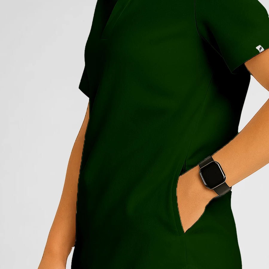 Pyjama de Bloc Homme - Col Chemise Stretch porté par un professionnel de santé | FIGS.ma – Scrubs élégants et performants au Maroc