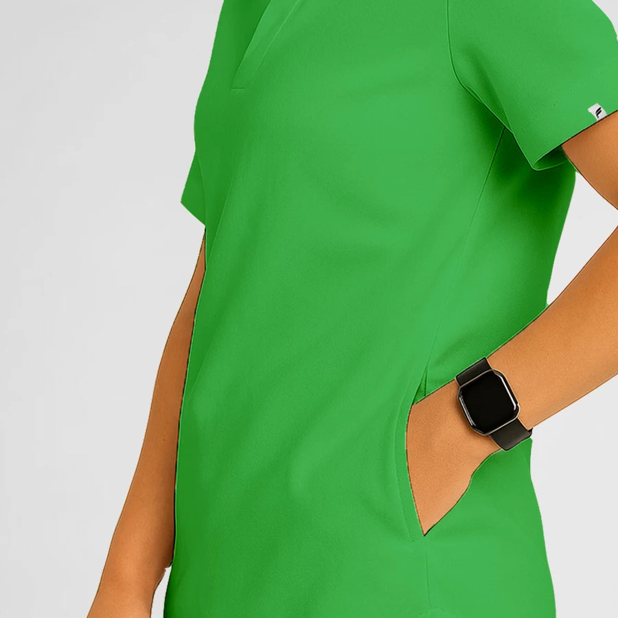 Pyjama de Bloc Homme - Col Chemise Stretch porté par un professionnel de santé | FIGS.ma – Scrubs élégants et performants au Maroc