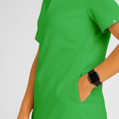 Pyjama de Bloc Homme - Col Chemise Stretch porté par un professionnel de santé | FIGS.ma – Scrubs élégants et performants au Maroc