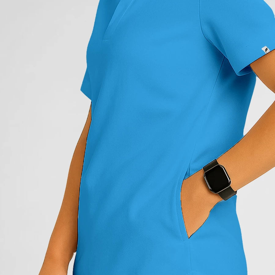 Pyjama de Bloc Homme - Col Chemise Stretch porté par un professionnel de santé | FIGS.ma – Scrubs élégants et performants au Maroc