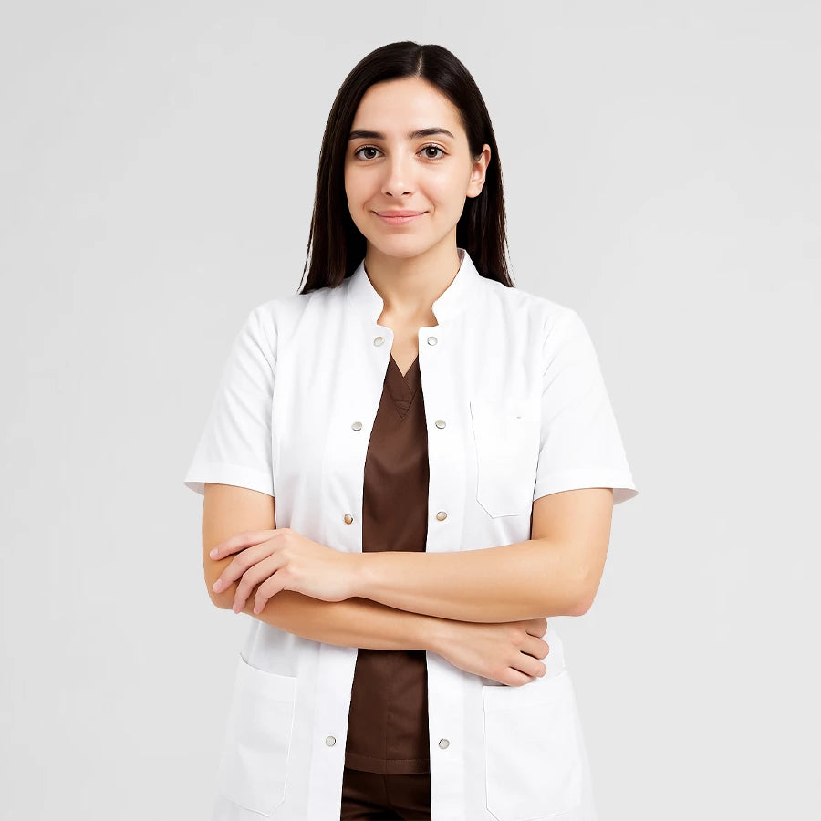 Blouse Demi Manches - Col Officier - Femme porté par une professionnelle de santé | FIGS.ma – Scrubs confortables et modernes au Maroc