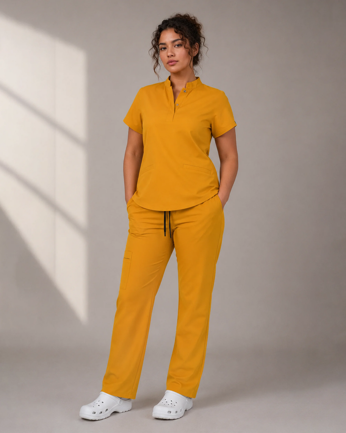 Pyjama médical femme col officier 2 poches – coloris Marigold au Maroc – vue du modèle – FIGS.ma