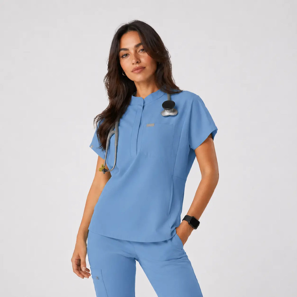Pyjama médical femme col officier loose fit – détail du haut – FIGS.ma