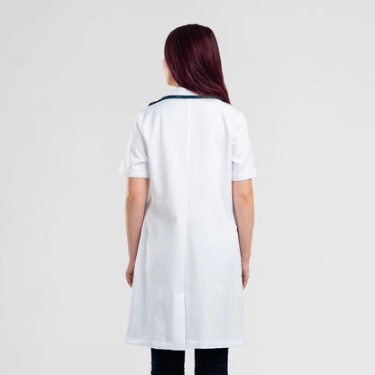 Blouse Demi Manches - Col Classique - Femme porté par une professionnelle de santé | FIGS.ma – Scrubs confortables et modernes au Maroc